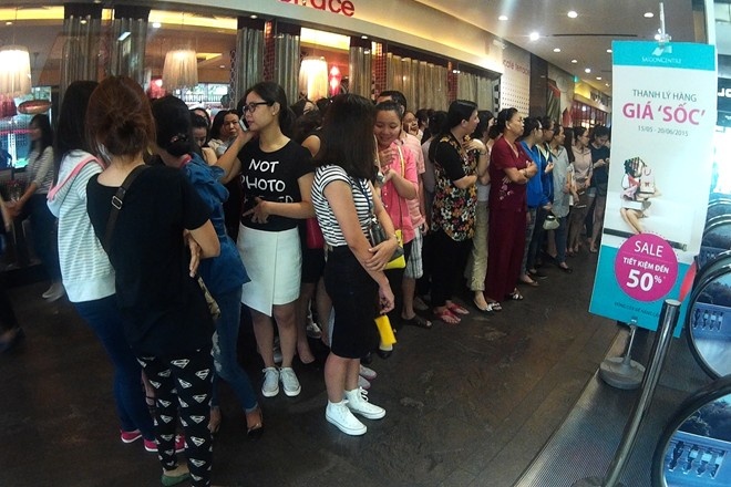 Vi sao nhieu nguoi thich xep hang mua do ton kho giam gia? hinh anh