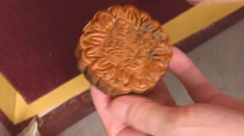 Phat hien hop banh trung thu mua 10 nam chua hong hinh anh