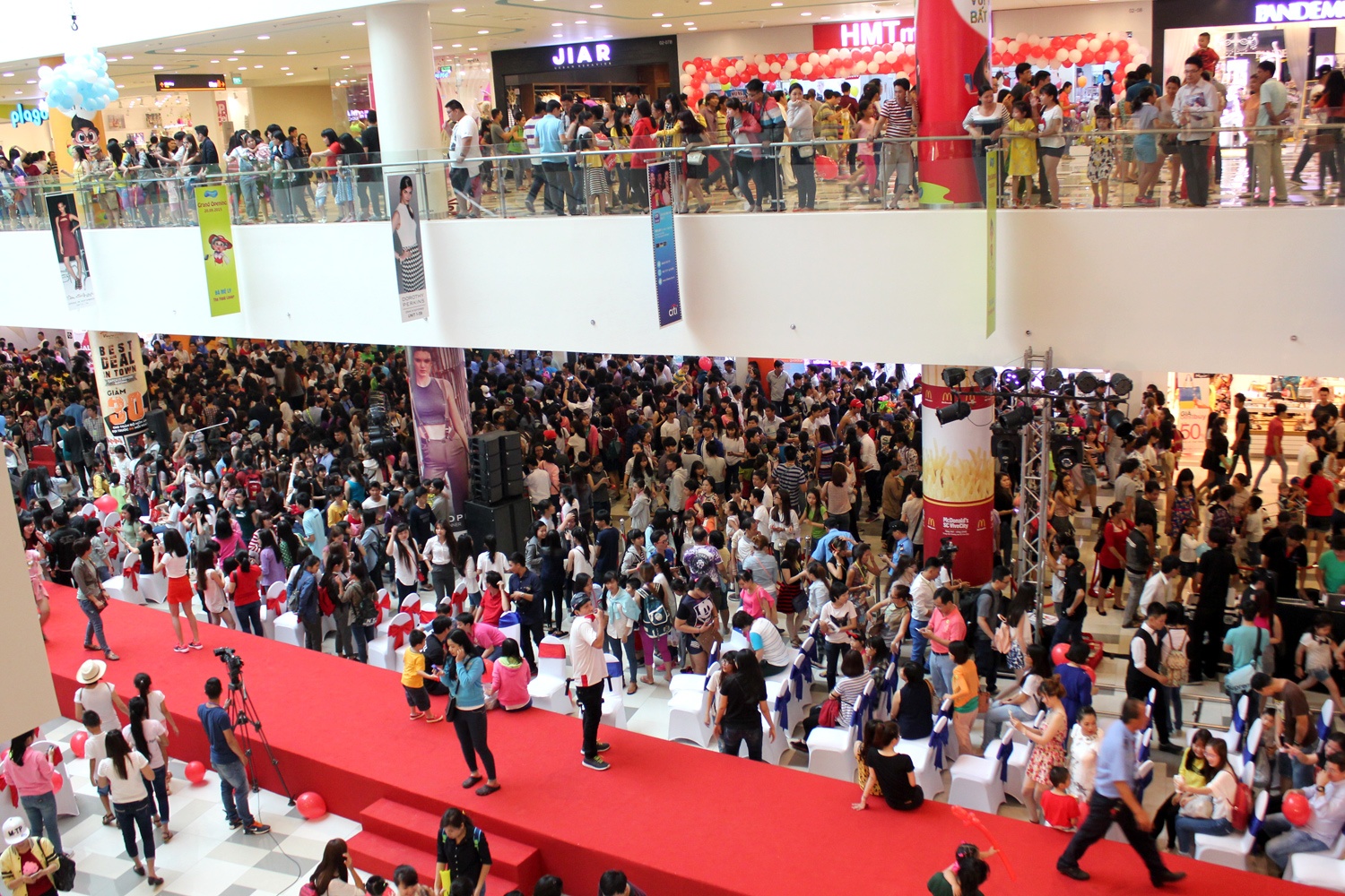 Trung tam thuong mai tac nghen ngay khai truong hinh anh