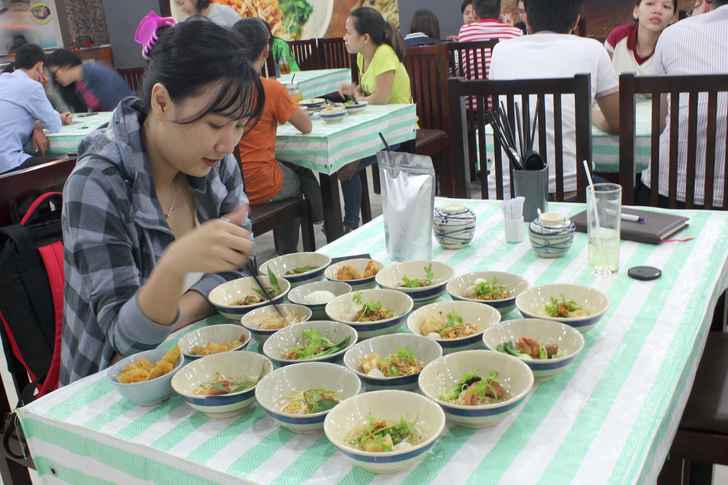 7 to mi gia 49.000 dong o Sai Gon hinh anh