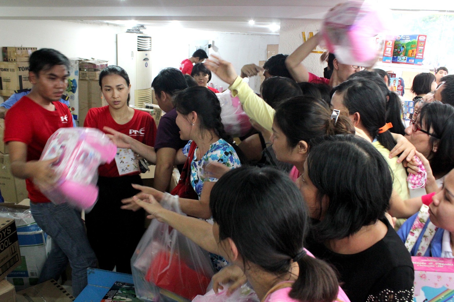 Chen nhau mua do choi giam gia 70% o Sai Gon hinh anh