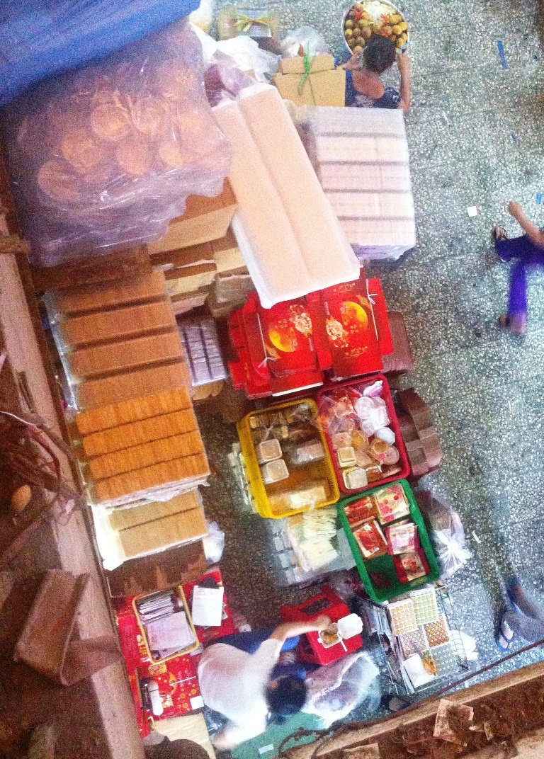 Mua banh trung thu nhai duoc tang kem logo thuong hieu hinh anh