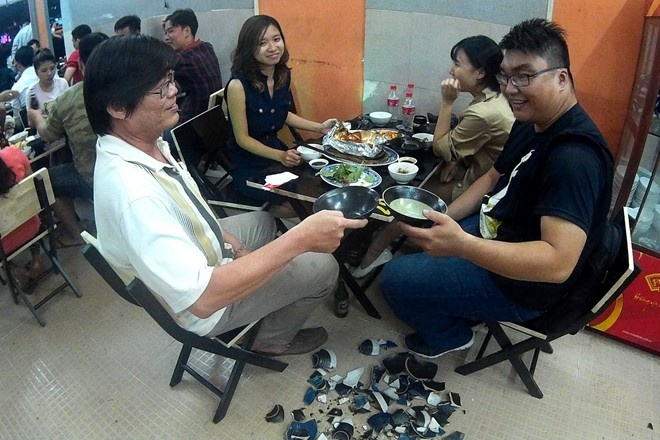 Quan nhau Sai Gon treo bang xin khach dung dap bat hinh anh