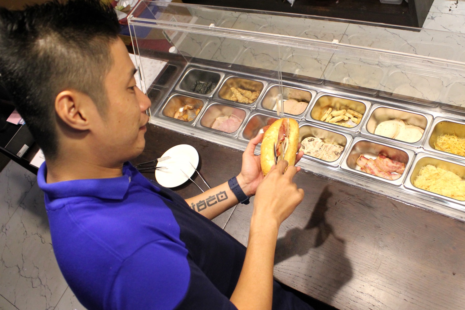 Ban banh mi khach tu phuc vu, tinh tien theo kg o Sai Gon hinh anh