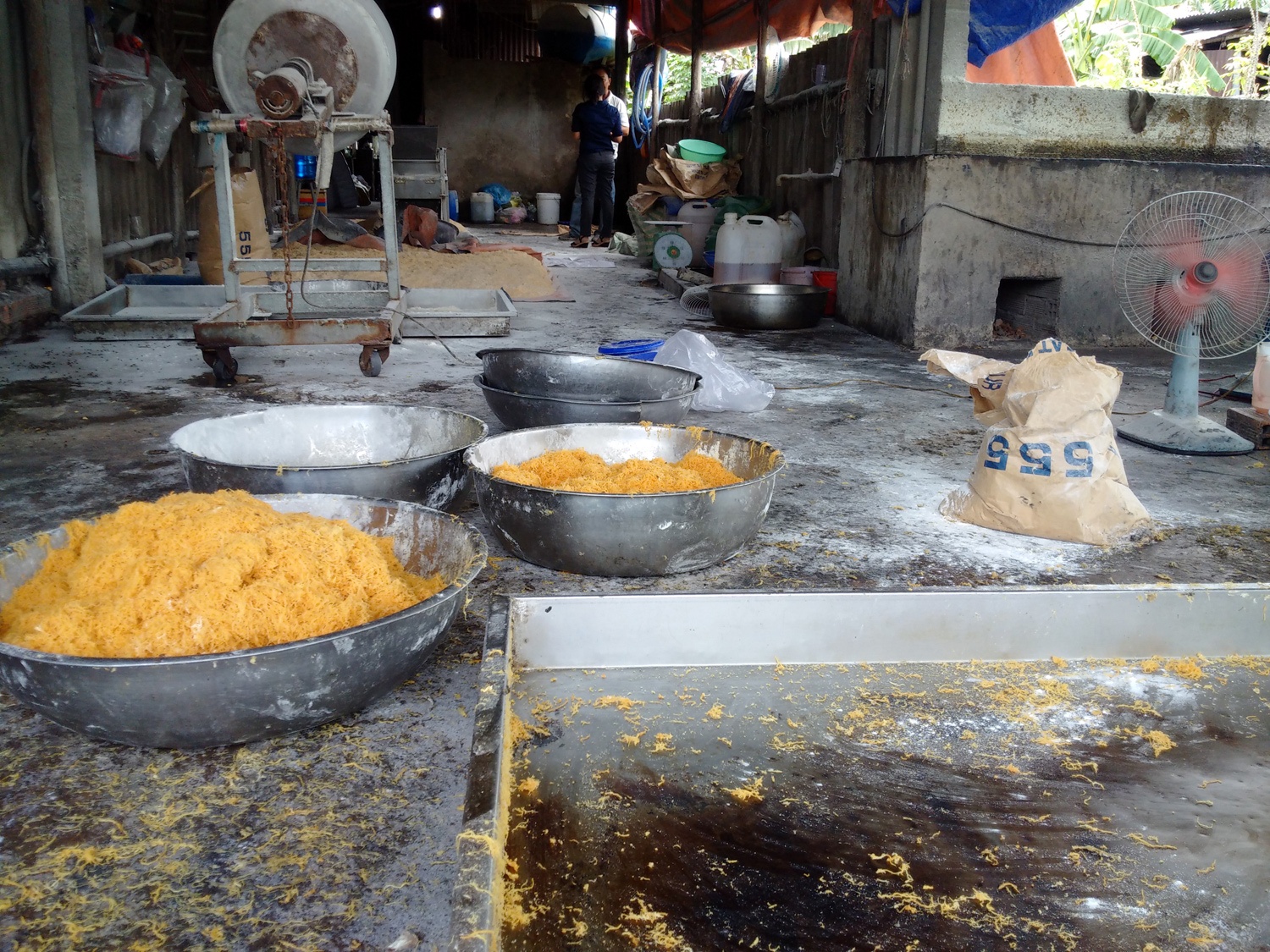 Lam cha bong thit ga don bot mi va duong hoa hoc o Sai Gon hinh anh