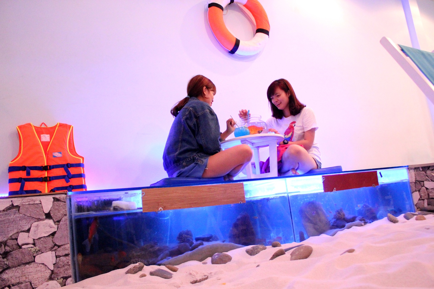 Quan ca phe cho khach ngoi tren be ca o Sai Gon hinh anh