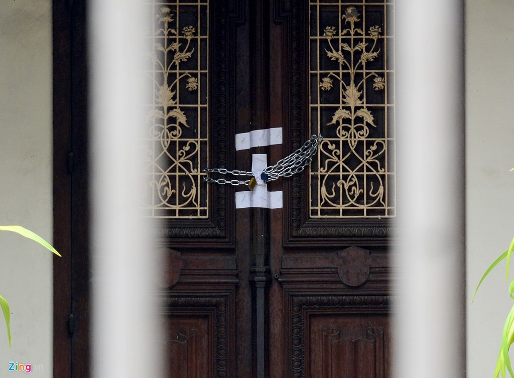 Cửa chính vào bên trong ngôi nhà cũng được khoá bằng dây xích và niêm phong.