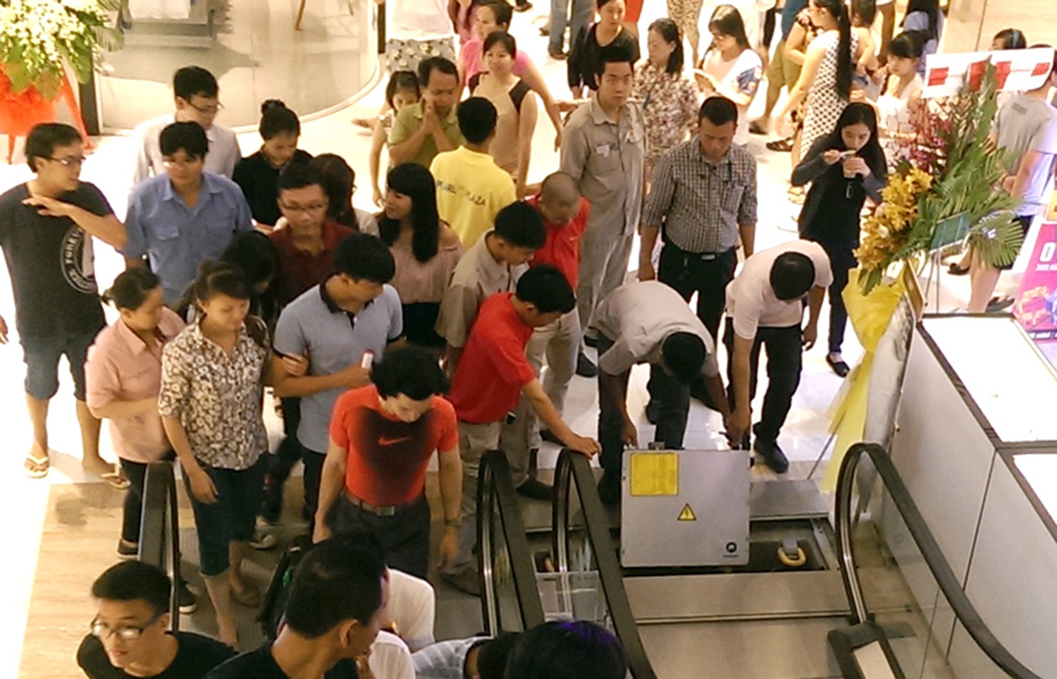 Khai truong trung tam thuong mai, thang cuon hong lien tuc hinh anh