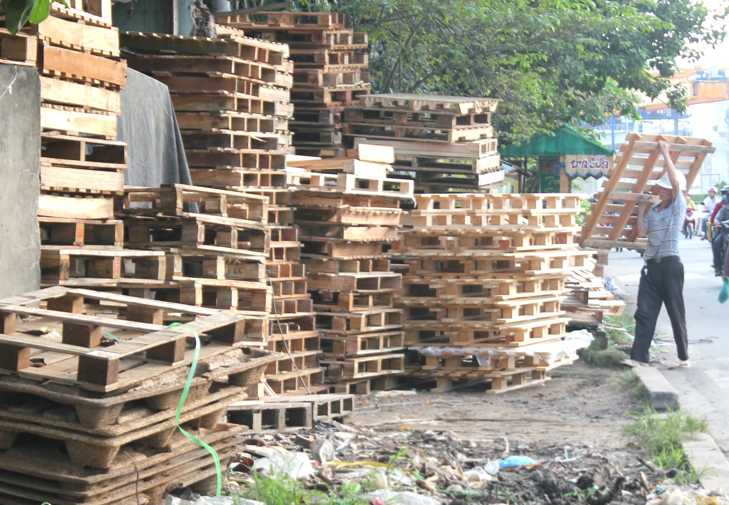 Go thai tu container thanh hang gia re o Sai Gon hinh anh