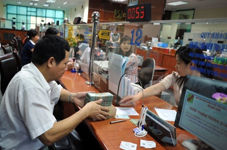 Cu ong bi lam kho khi rut tien tiet kiem 300 trieu dong hinh anh