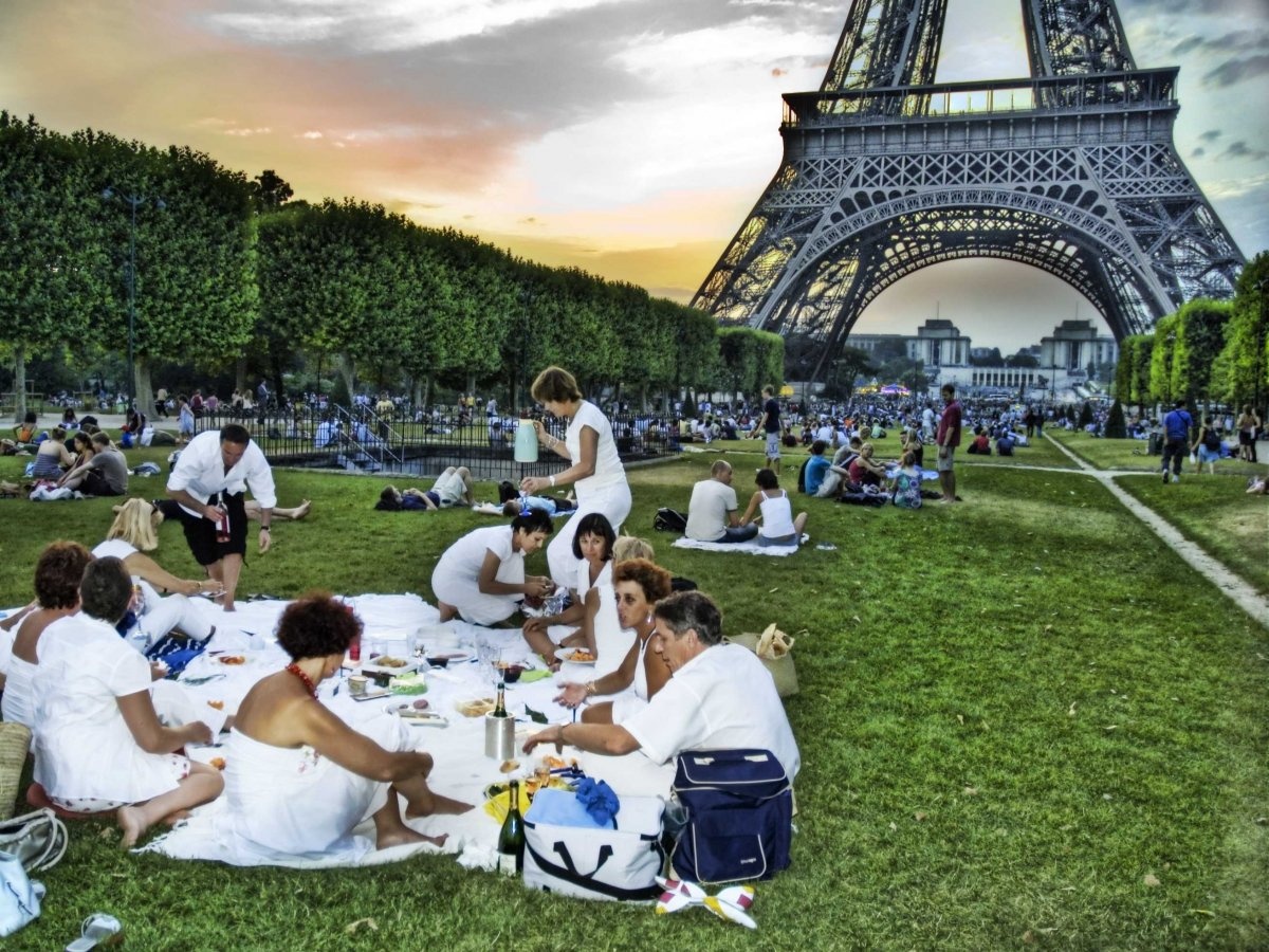 Tour den Phap khong anh huong, hang xach tay lo ve cham hinh anh