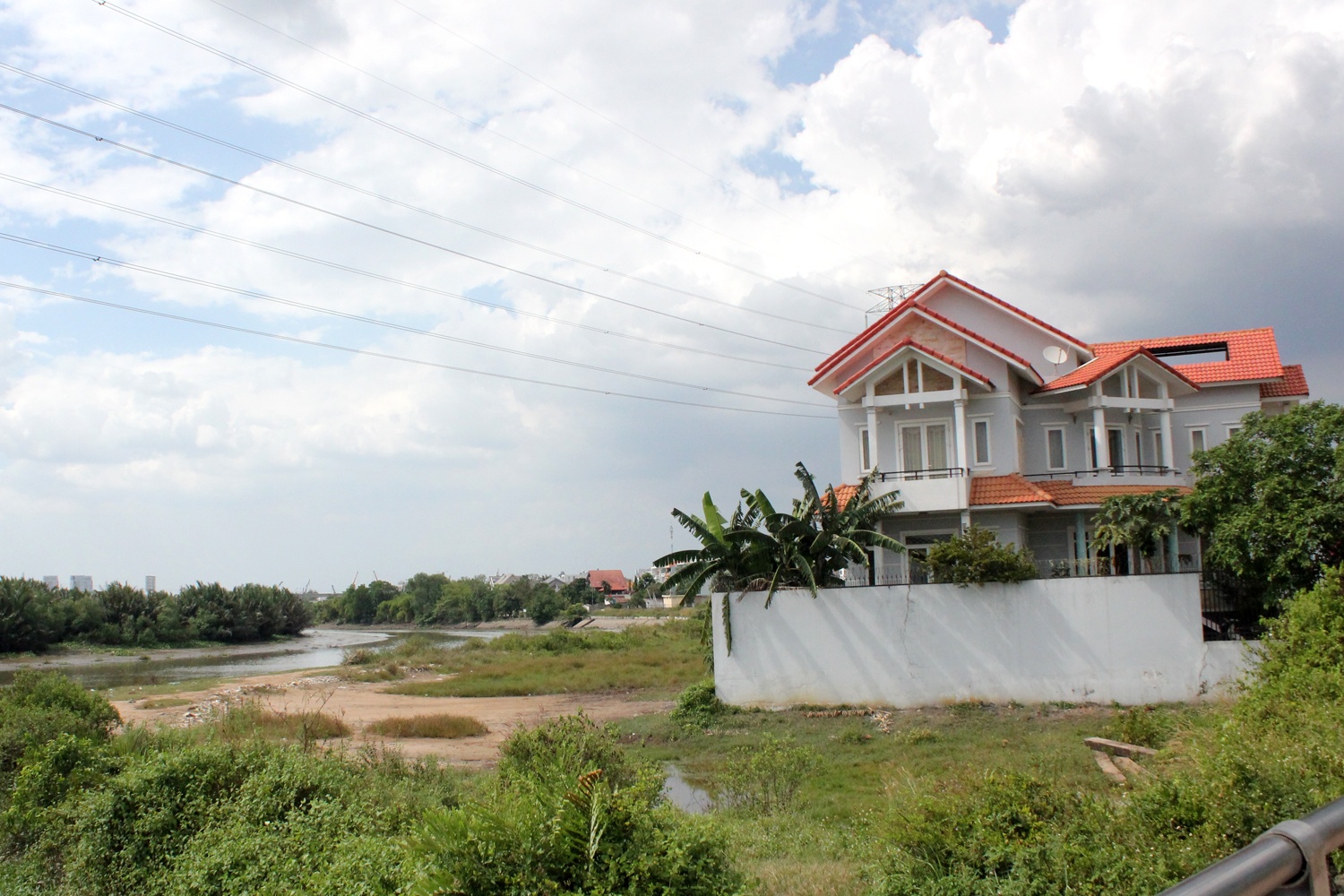 Ngam qua dang vi mua biet thu vung ven Sai Gon hinh anh