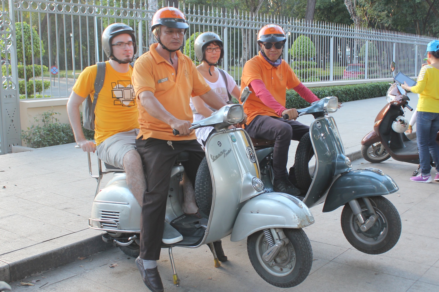 Xe om 'dung duong' o Sai Gon chat vat tim dat song hinh anh