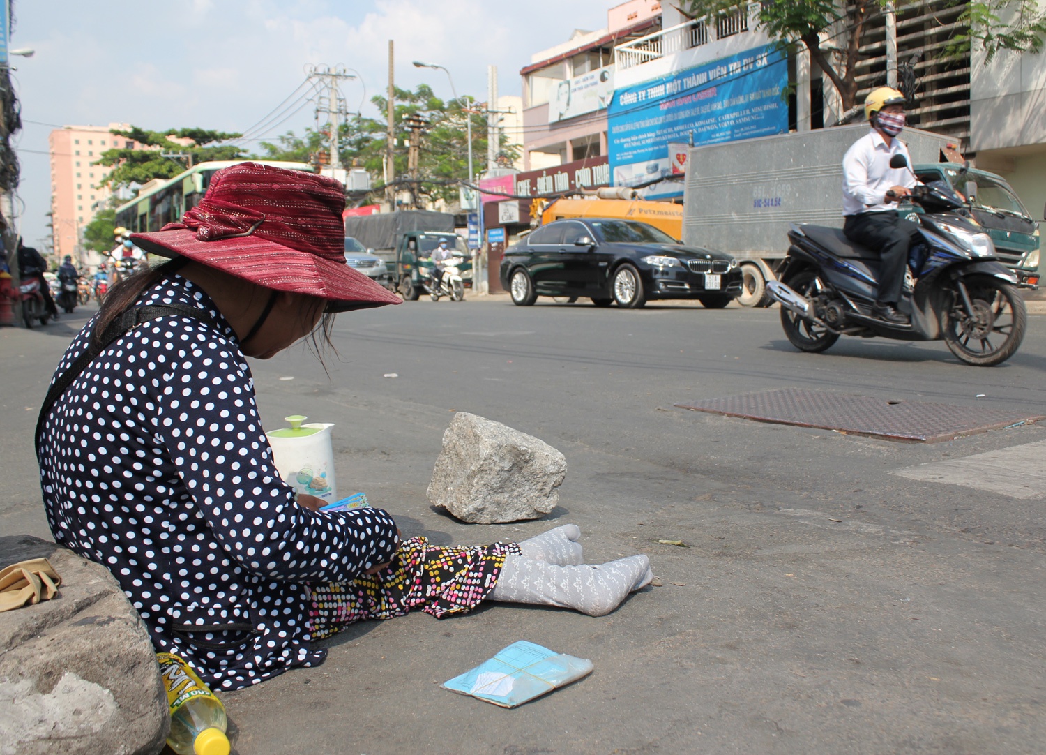 Nguoi ban ve so o Sai Gon co thu nhap ra sao? hinh anh