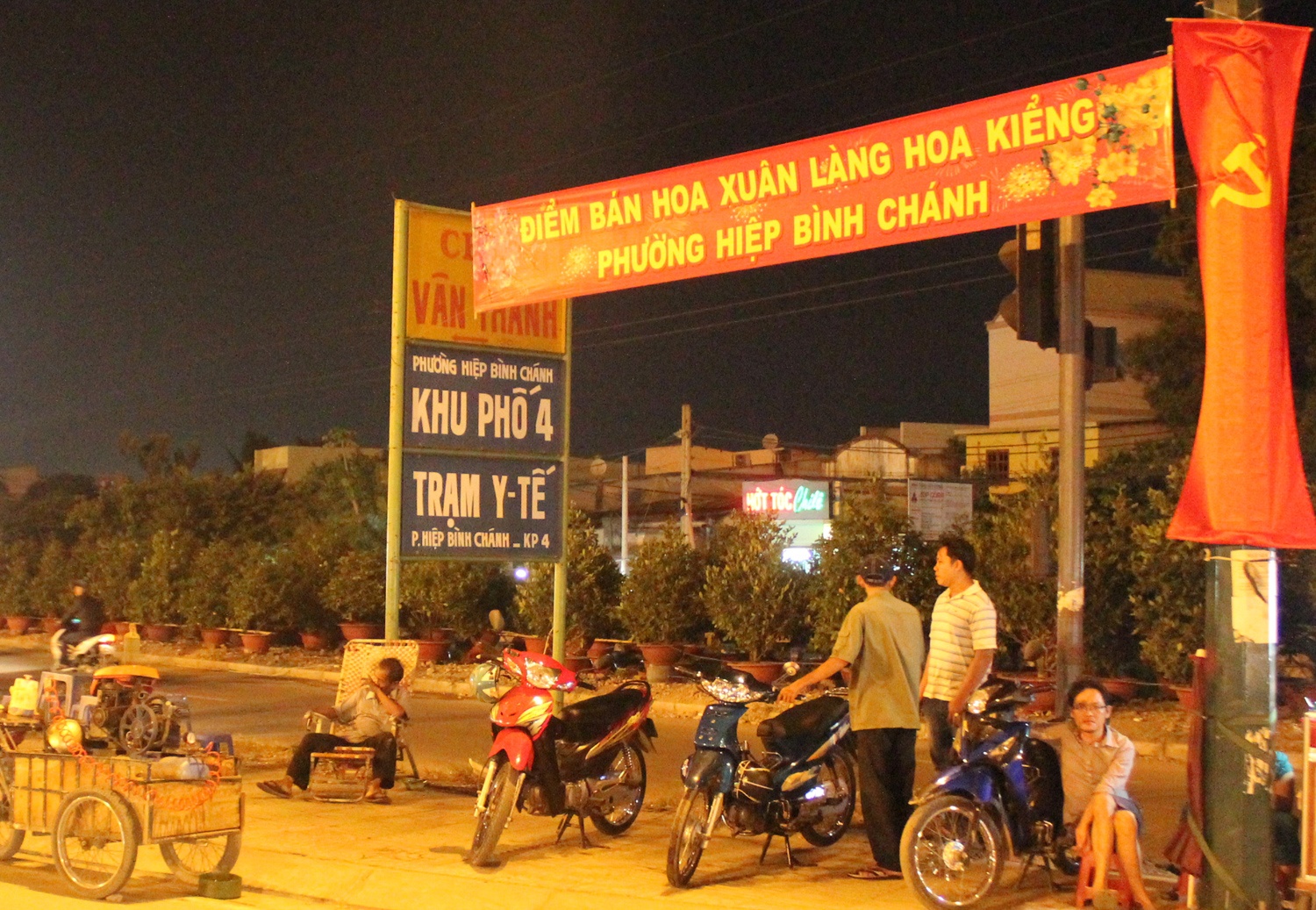 Gianh nhau tung met dat ban mai Tet o Sai Gon hinh anh