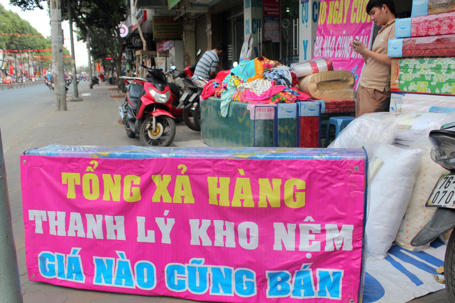 Sieu thi, cua hang Sai Gon o at xa hang Tet hinh anh