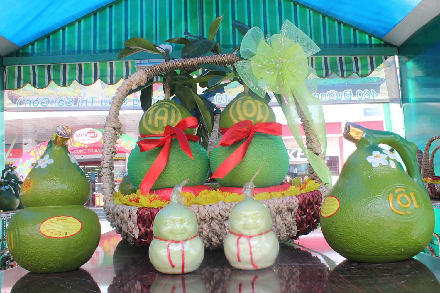 Trai cay Tet doc la gia binh dan ban tren pho Sai Gon hinh anh