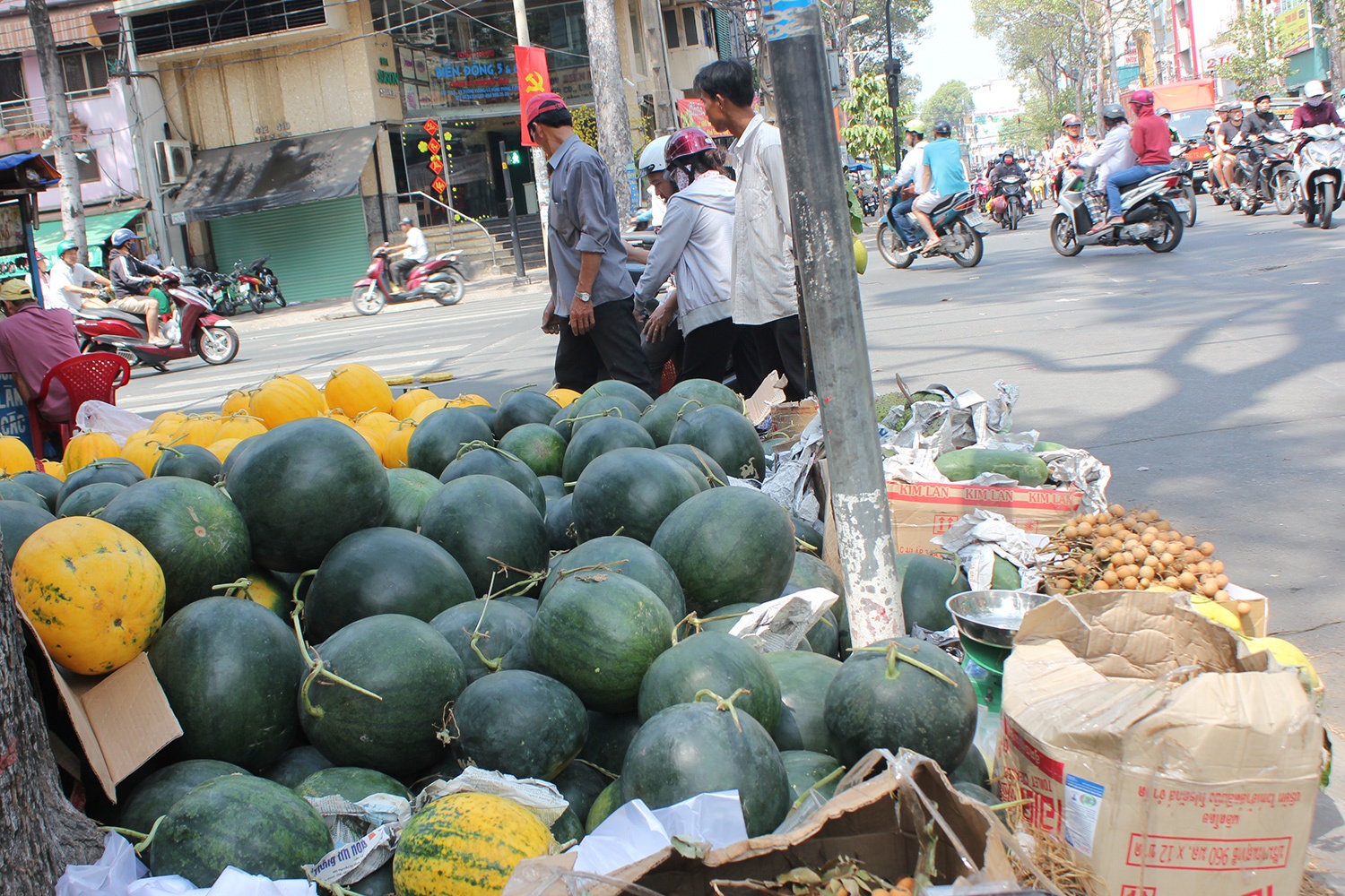 28 Tet, dua hau giam gia 50%, phat thu ban 1 tang 1 hinh anh