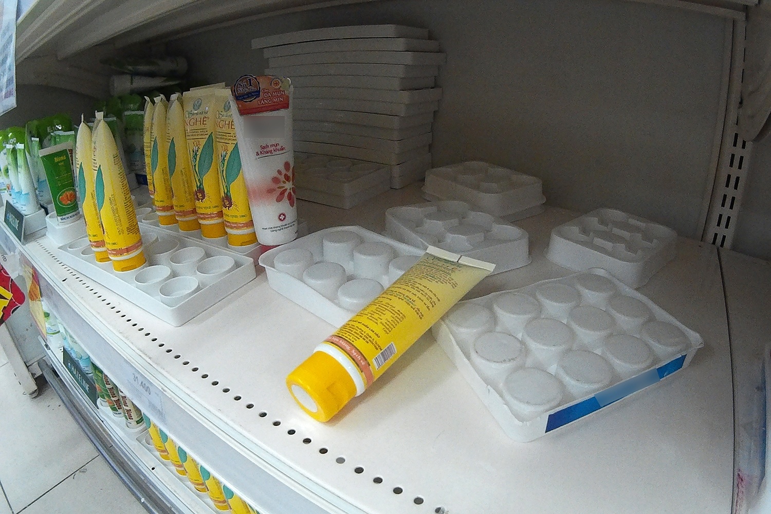 My pham, do an het hang tren ke sieu thi Tet o TP HCM hinh anh