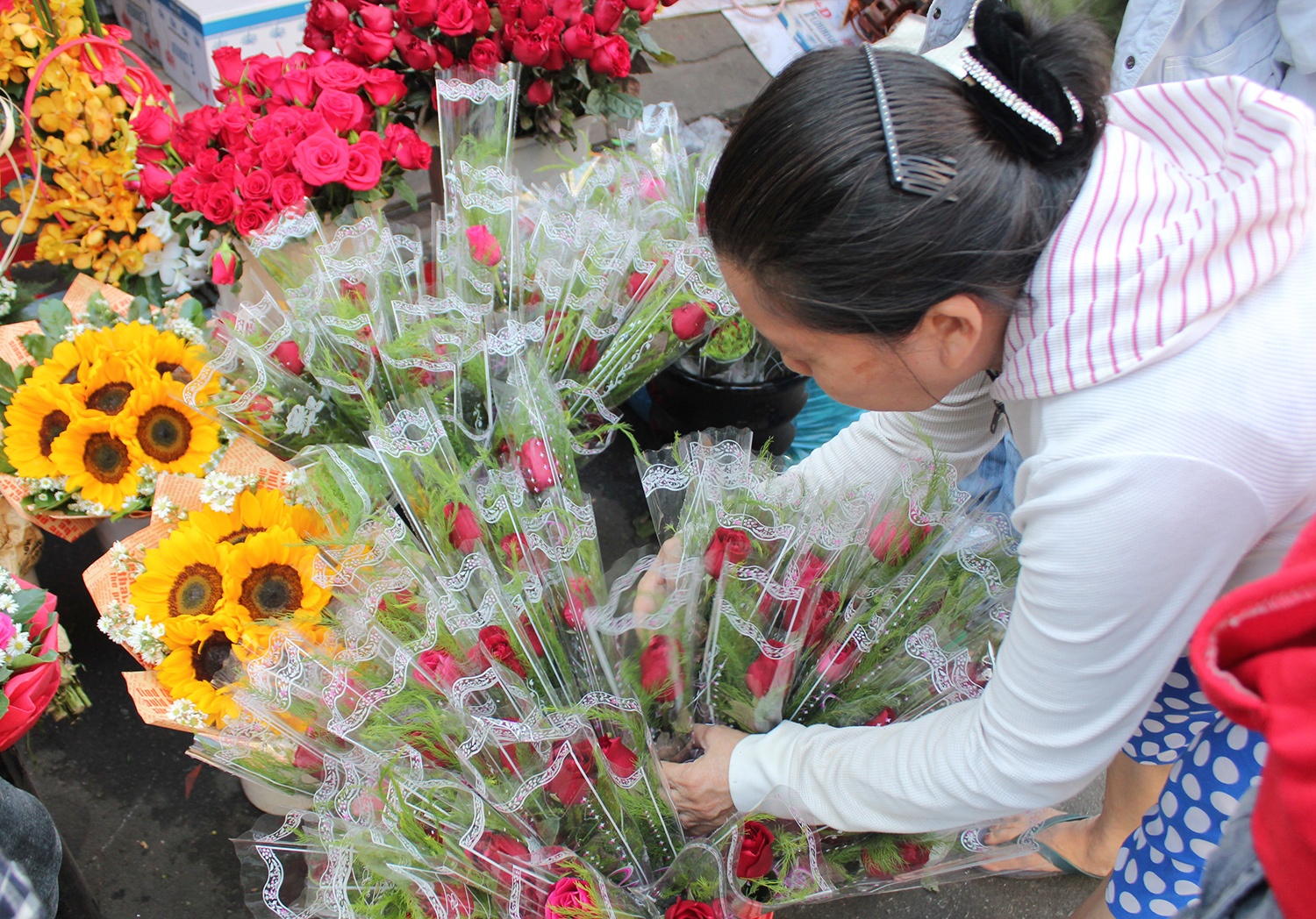 Hoa hong Valentine day cho Sai Gon, vang khach mua hinh anh