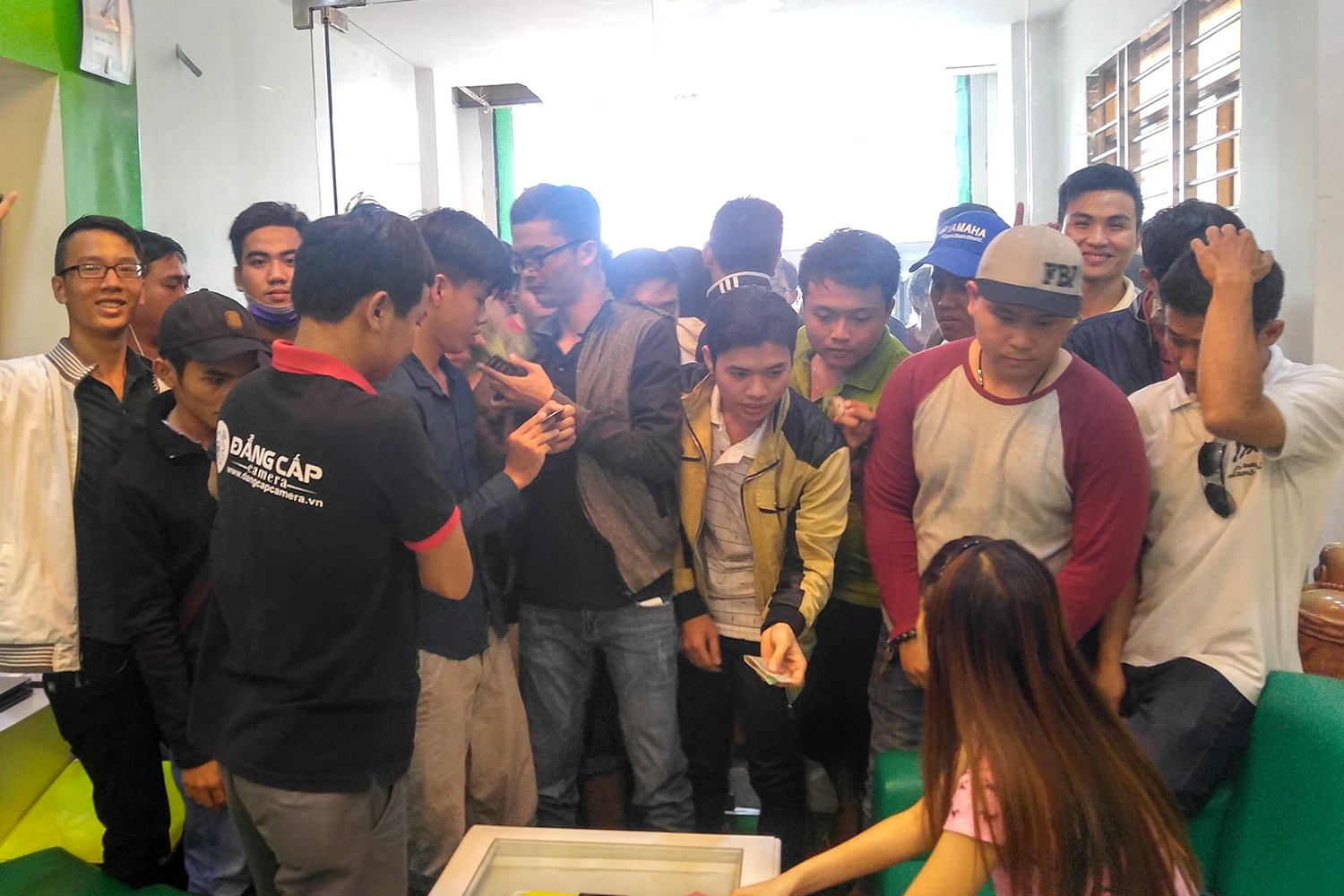 Giành nhau mua sim 088 ở Sài Gòn ảnh 1 Gianh nhau mua sim 088 o Sai Gon anh 1