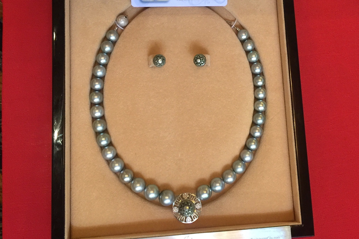 Diem dac biet cua chiec vong ngoc trai tang phu nhan Obama hinh anh