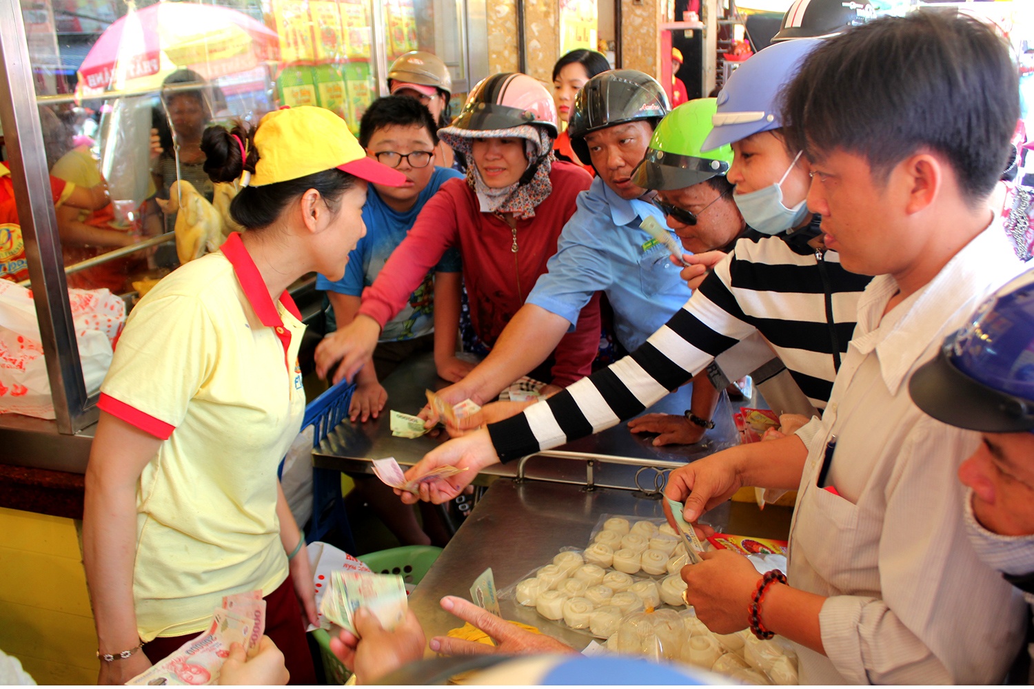 Tet Doan Ngo o Sai Gon: Cho 2-3 gio mua heo quay cung hinh anh