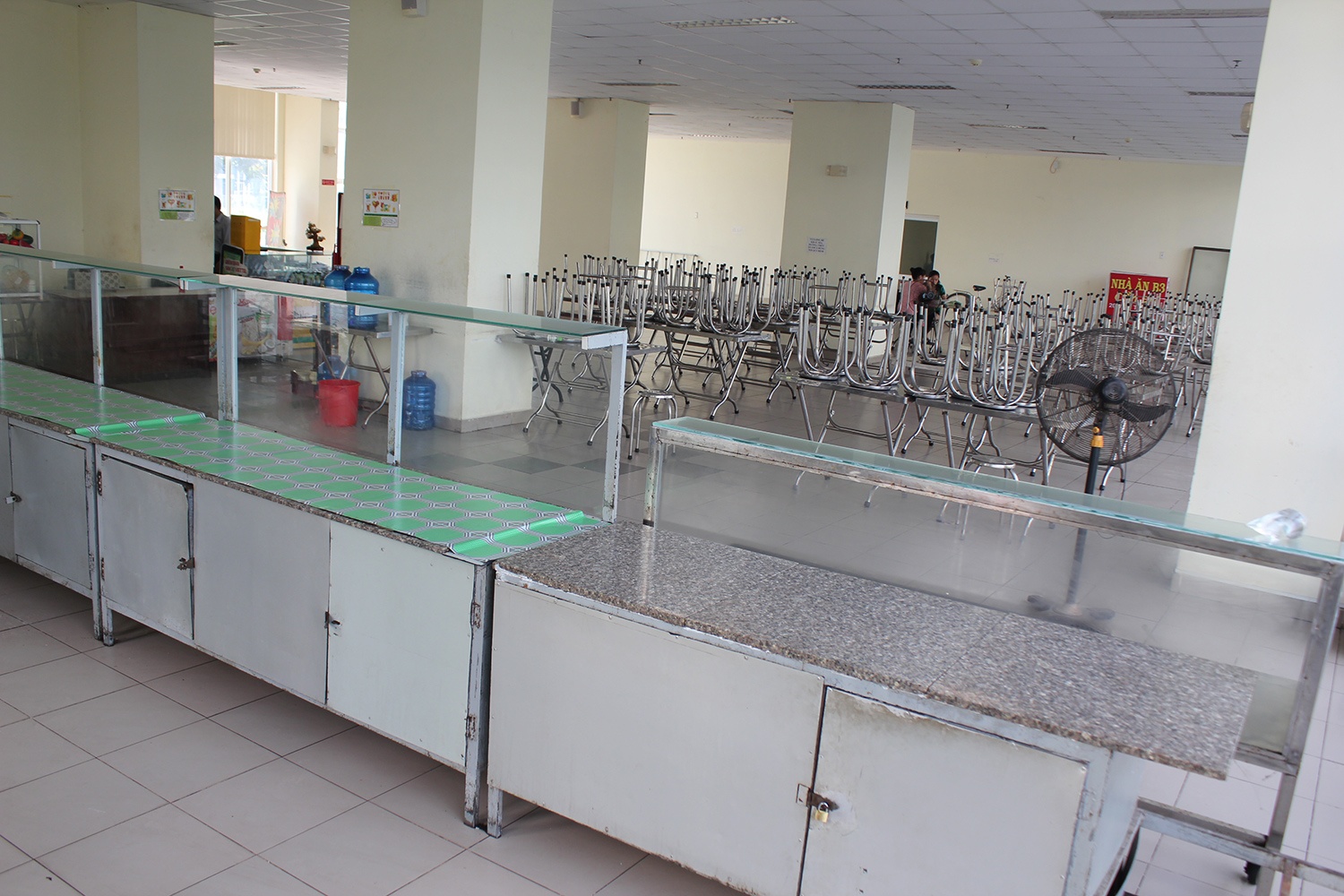 quan com co doi o KTX dai hoc anh 1