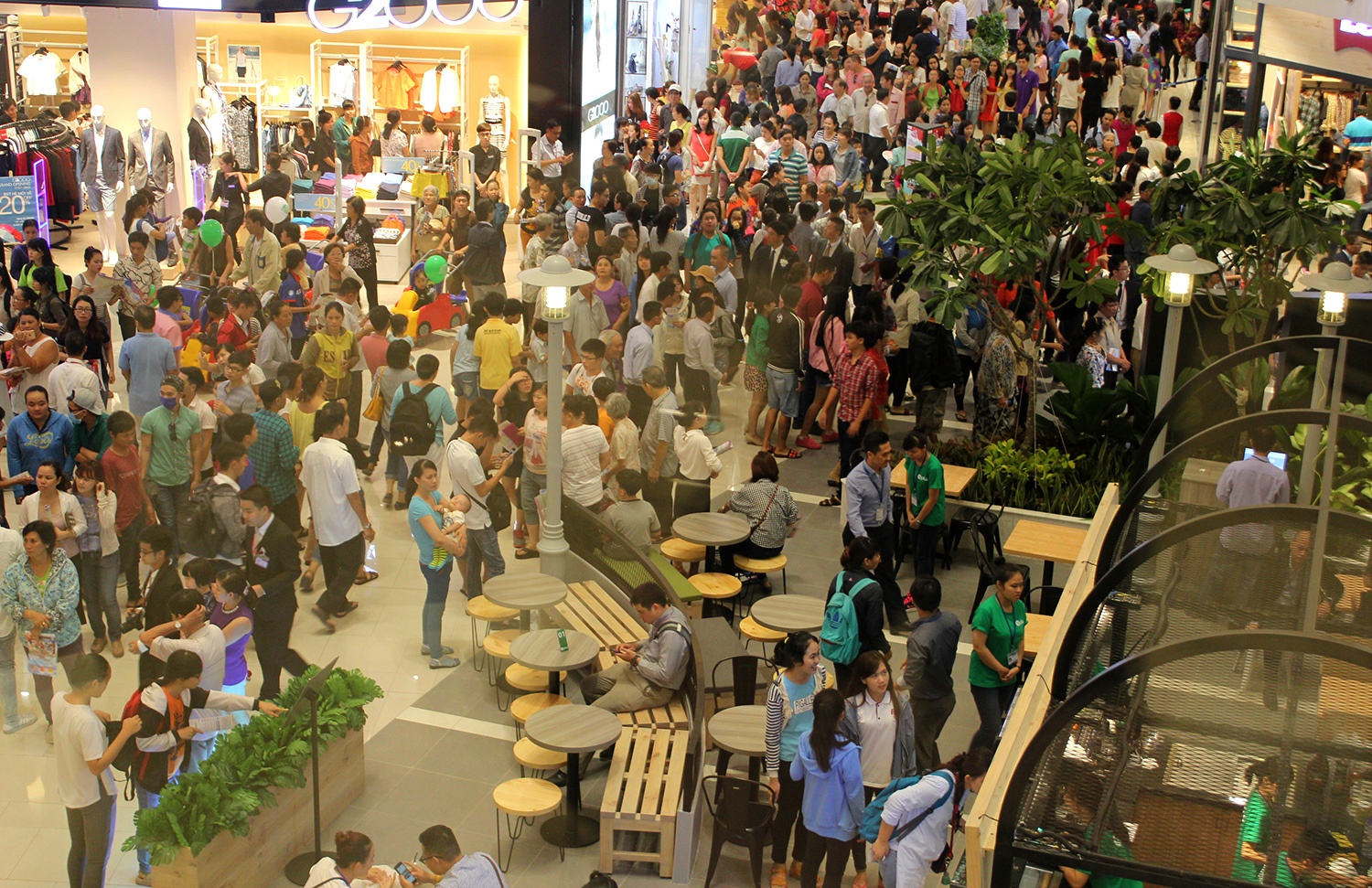 Chen nhau vao sieu thi ngay khai truong anh 8