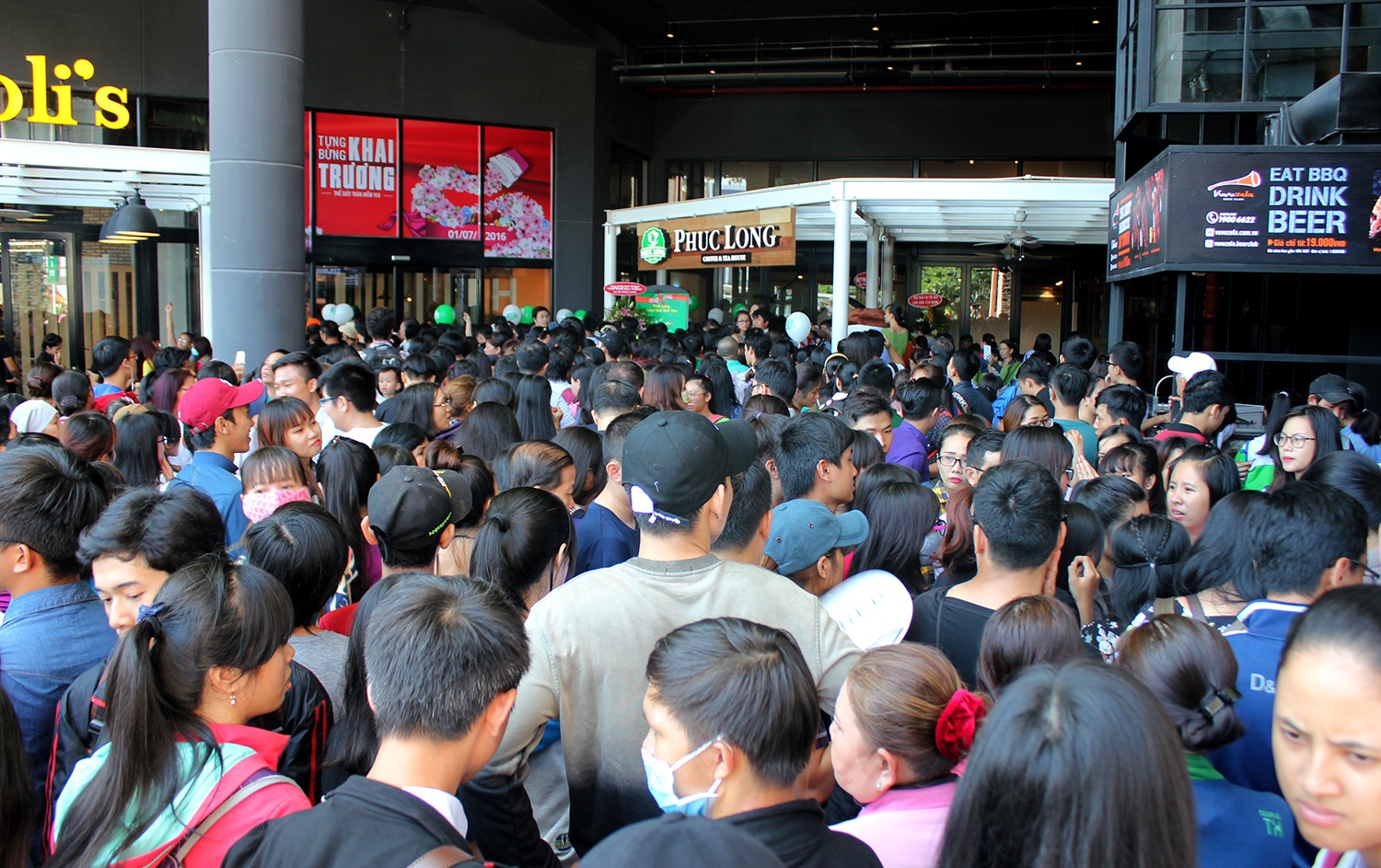 Chen nhau vao sieu thi ngay khai truong anh 1