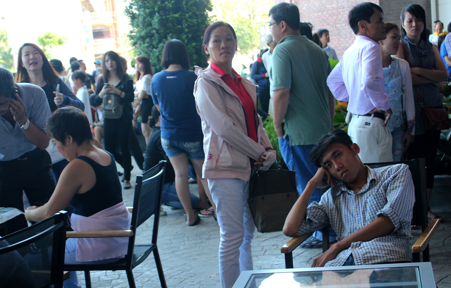 Chen nhau vao sieu thi ngay khai truong anh 2