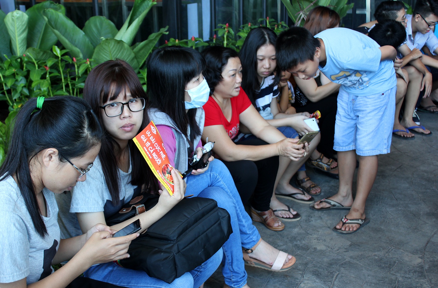 Chen nhau vao sieu thi ngay khai truong anh 3