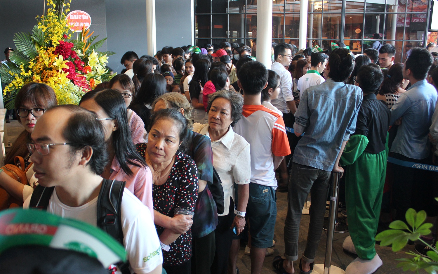 Xep hang 3 tieng cho vao TTTM moi khai truong o Sai Gon hinh anh