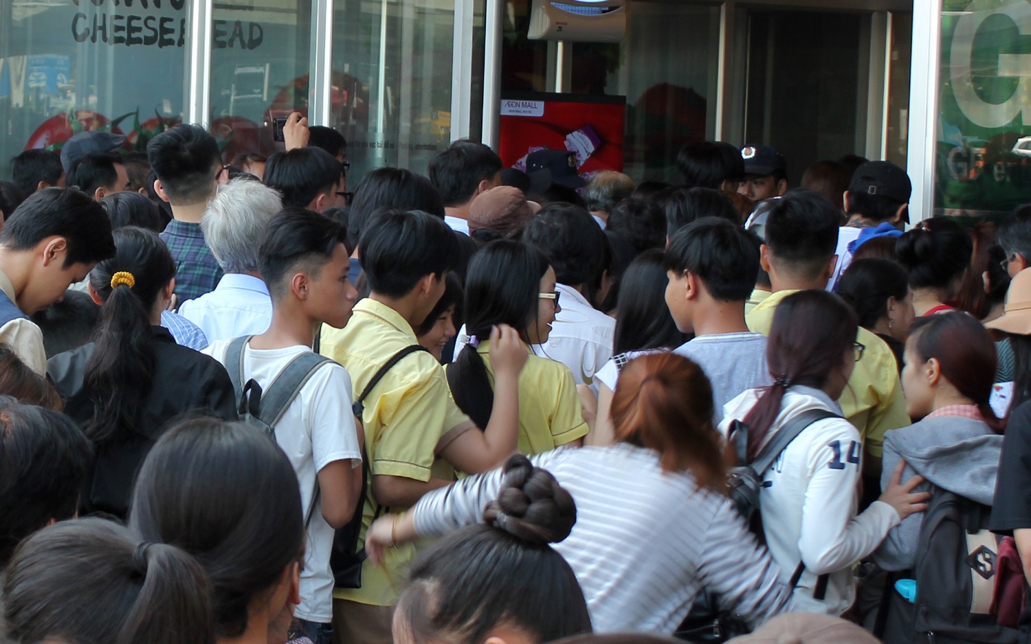 Chen nhau vao sieu thi ngay khai truong anh 7