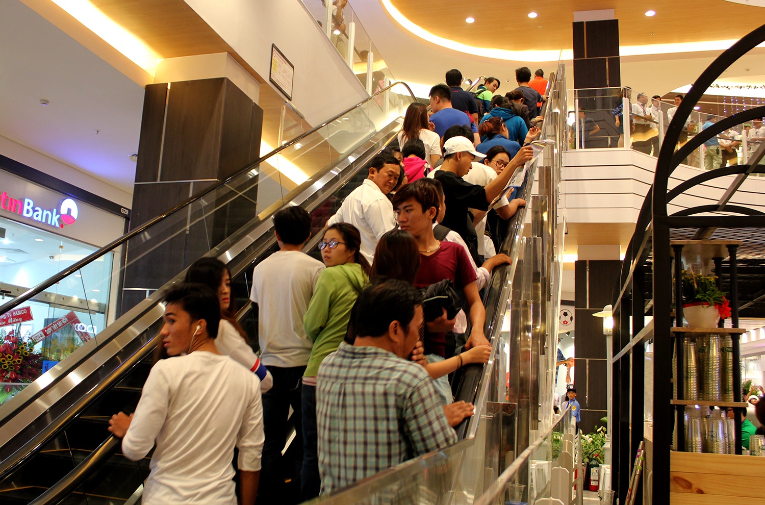 Chen nhau vao sieu thi ngay khai truong anh 9