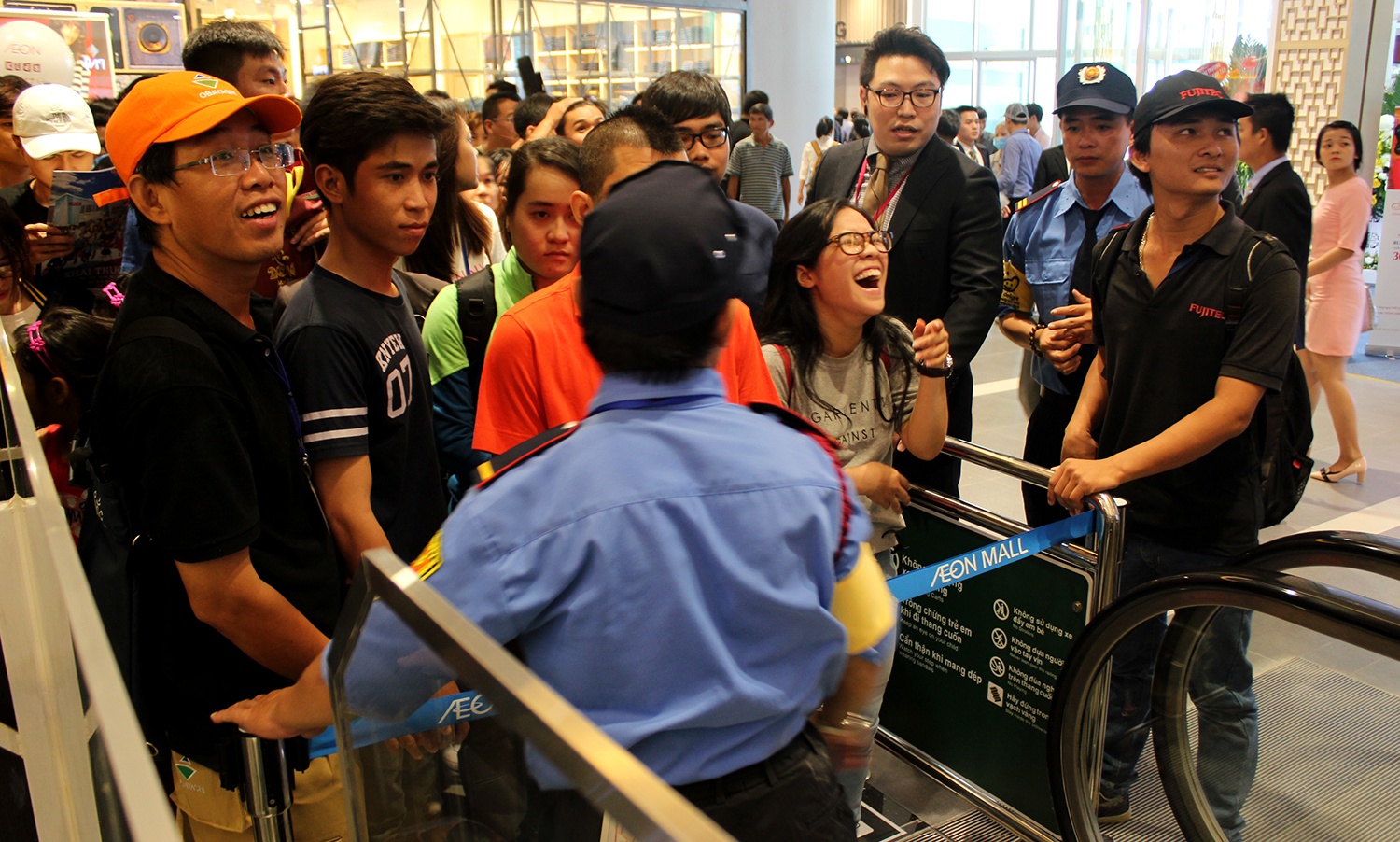 Chen nhau vao sieu thi ngay khai truong anh 10