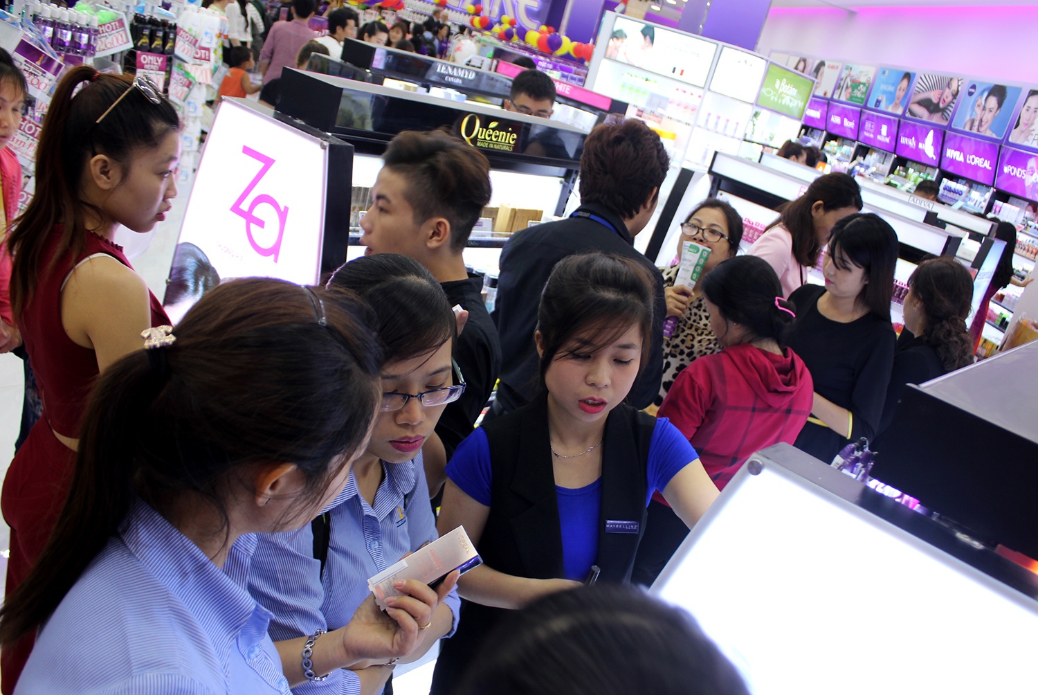 Chen nhau vao sieu thi ngay khai truong anh 12