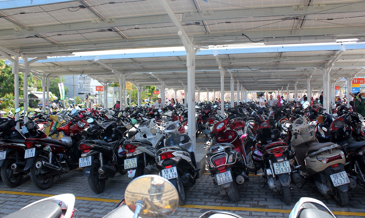 Chen nhau vao sieu thi ngay khai truong anh 13