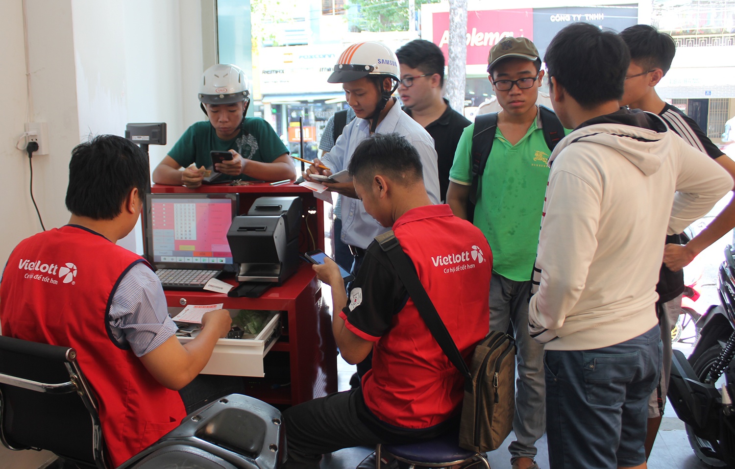 Nguoi Sai Gon lan dau mua ve so tu chon giai thuong 12 ty hinh anh