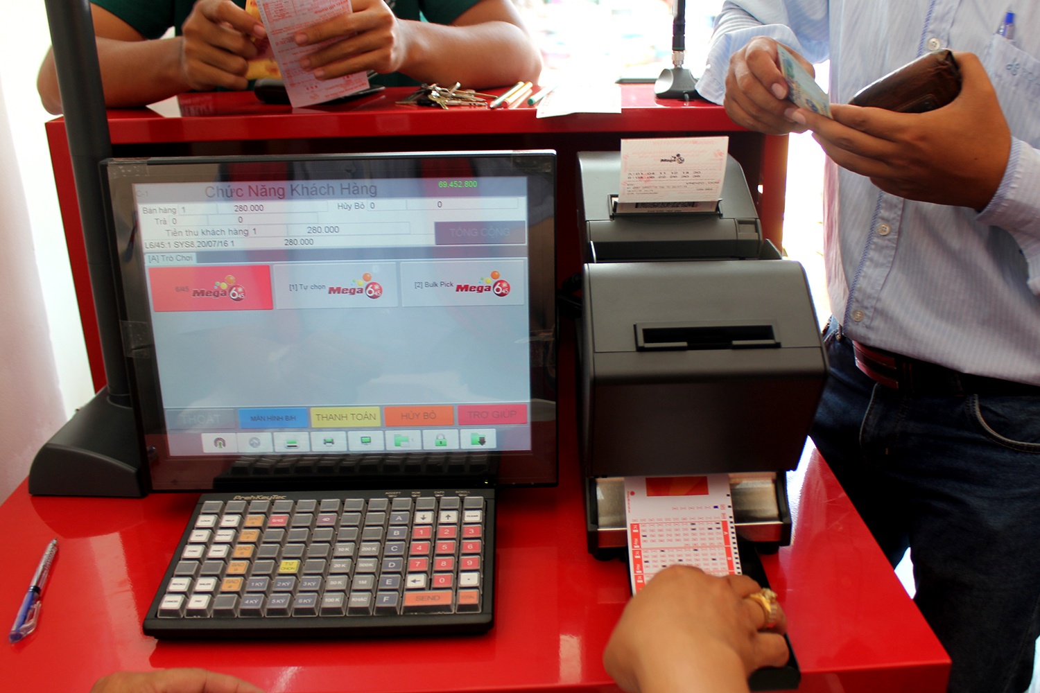 800 diem ban ve so kieu My moc len o Sai Gon sau 2 tuan hinh anh