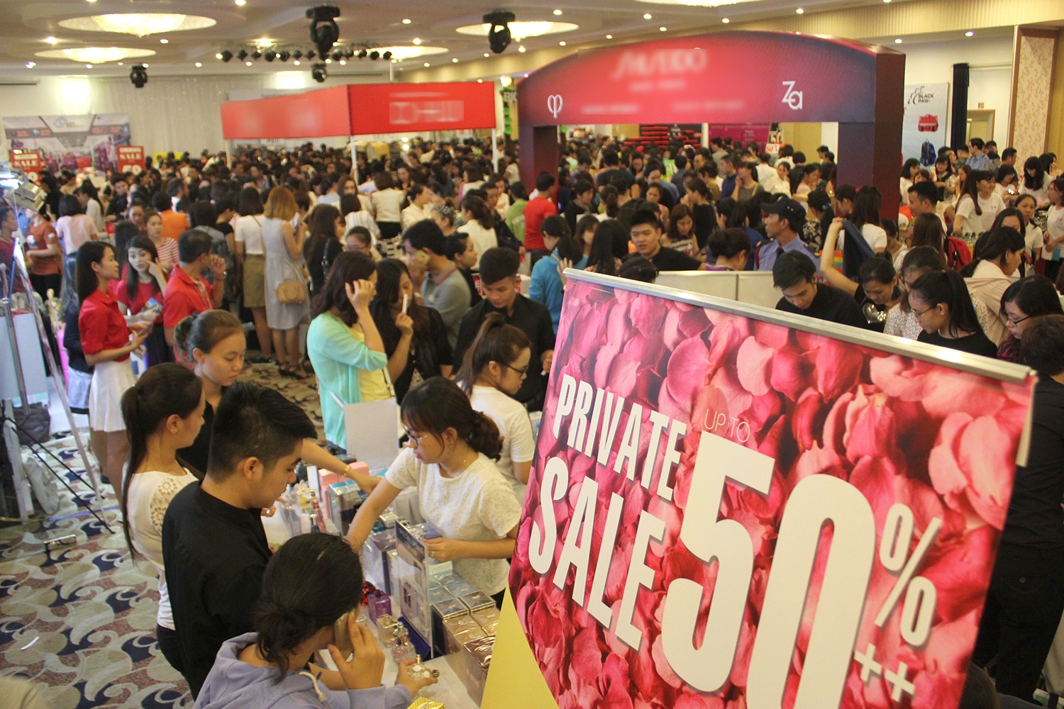 Chen lan mua hang hieu giam gia 'khung' o Sai Gon hinh anh