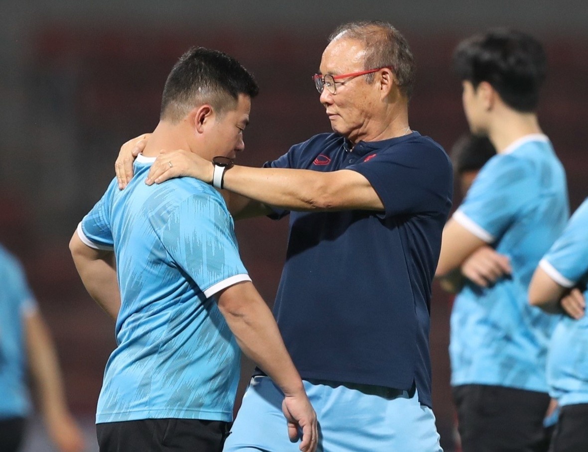 Cach HLV Park thay doi ky chien thuat va the luc cau thu Viet Nam hinh anh