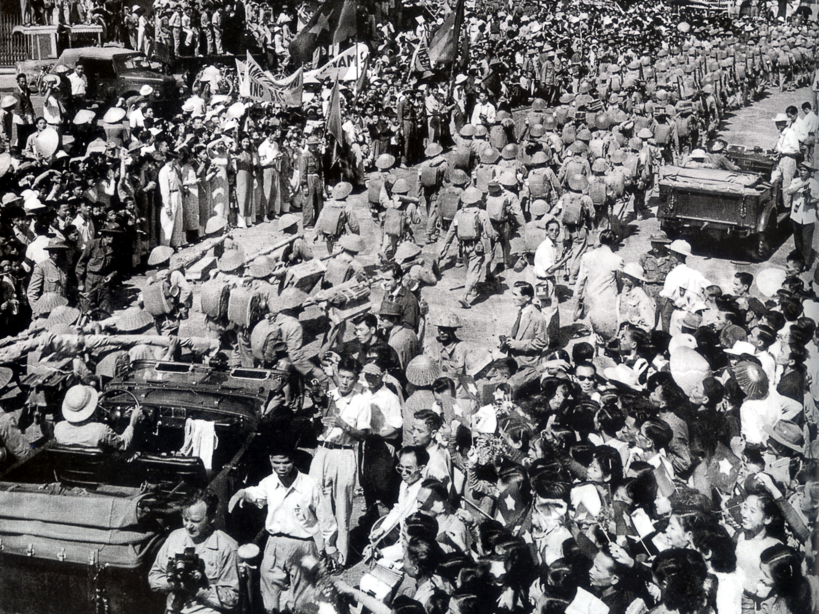 Tat ca Ha Noi do ra duong don chao gio phut lich su anh 2