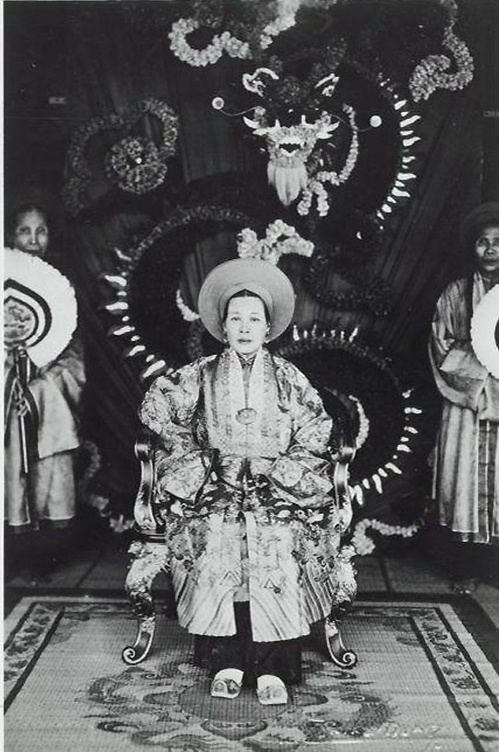 Hau phi trieu Nguyen anh 2