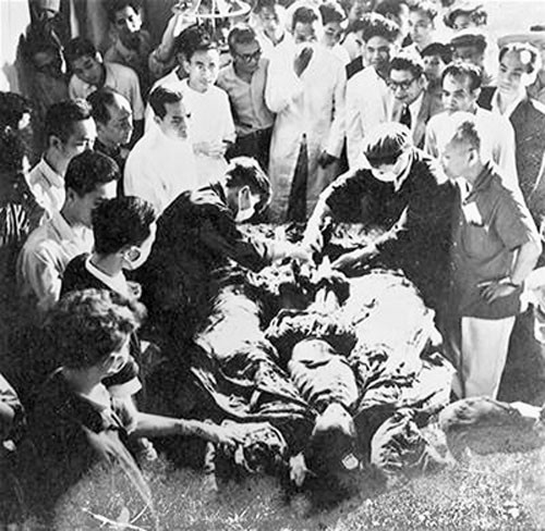 Chuyen uop xac vua chua trong 65 ngay qua but ky nguoi nuoc ngoai hinh anh