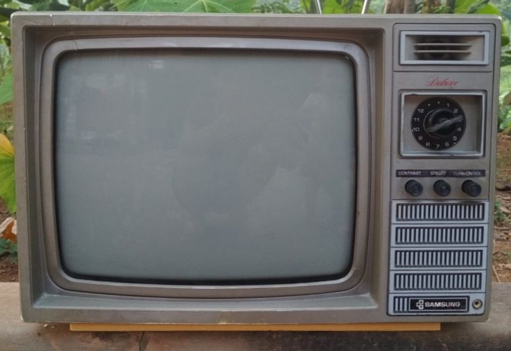 Chiec tivi den trang anh 2