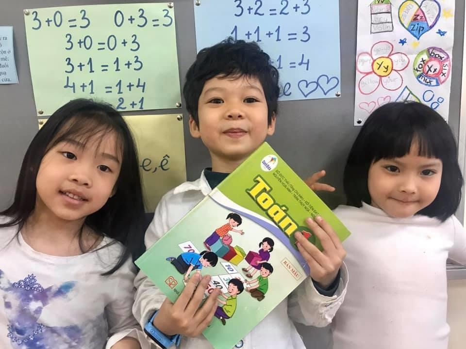 Bo SGK xa hoi hoa dau tien cua VN, giam tai va gan voi cuoc song hinh anh