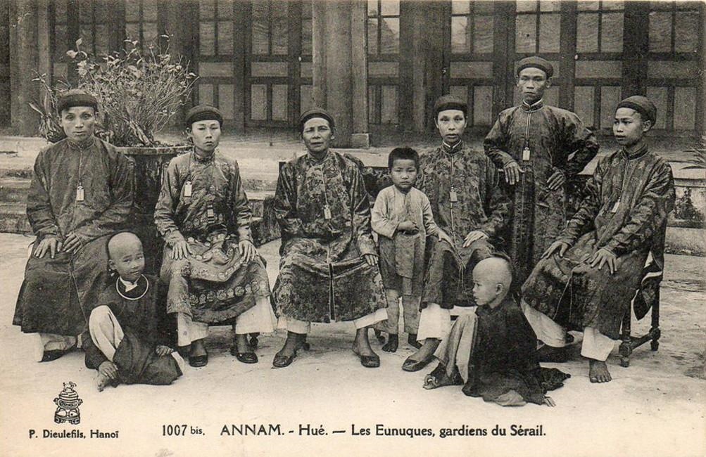 Tu lieu phuong Tay,  Dang Ngoai,  Dang Trong,  cung vua,  phu chua,  Trinh Cuong,  Trinh Giang,  Trinh Doanh,  Samuel Baron. J. Richard,  Jean Koffler,  Hoang Nhan Dung,  Hoang Cong Phu,  hoan quan,  sung ai,  tin dung,  cat nhac,  vi tri cao,  bat chap hau hoa,  vi loi ich anh 3