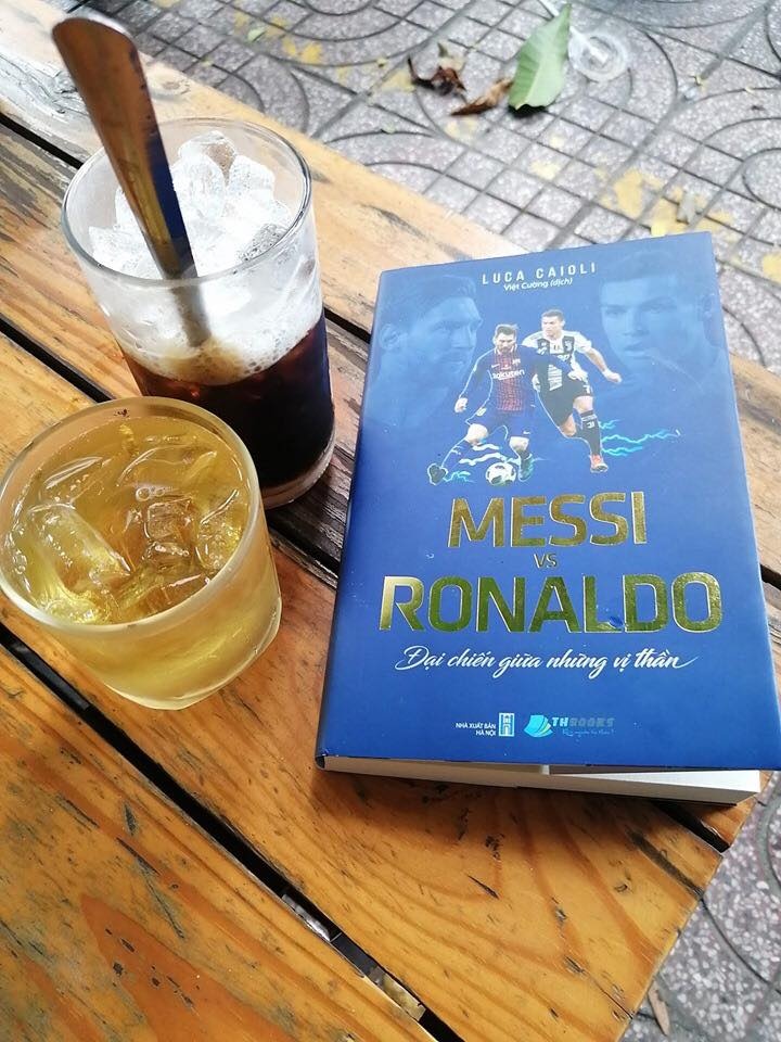 Sach “Messi vs Ronaldo - Dai chien giua nhung vi than” anh 1