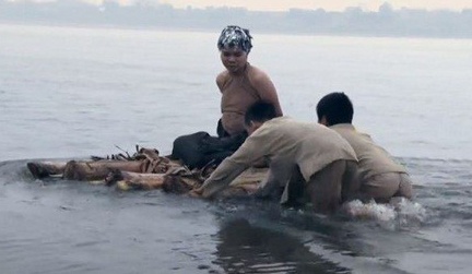 Tu lieu phuong Tay viet gi ve hinh phat phu nu ngoai tinh hinh anh